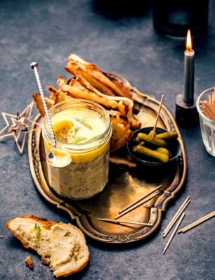 potted forel met cornichons