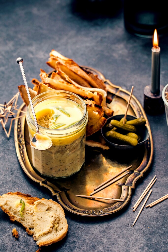 potted forel met cornichons