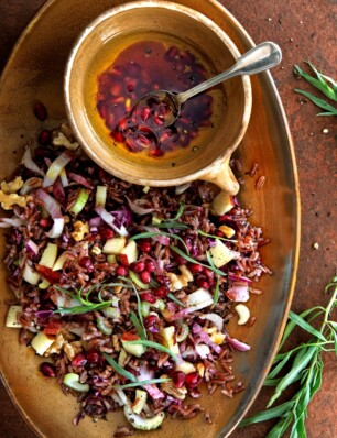 rode-rijstsalade met roodlof, rodekool en geroosterde walnoten