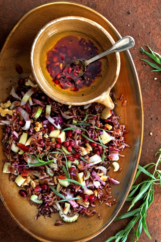 rode-rijstsalade met roodlof, rodekool en geroosterde walnoten