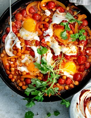 shakshuka met kikkererwten en harissayoghurt