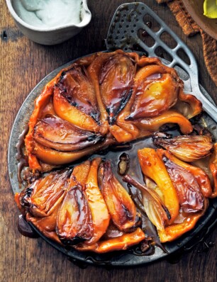 tarte tatin van sjalot en peer met geklopte roquefort