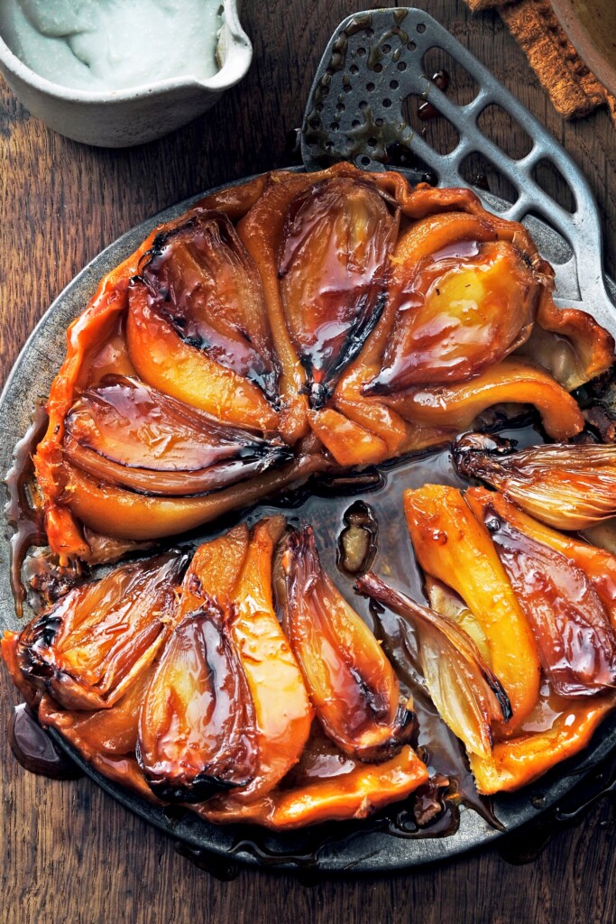 tarte tatin van sjalot en peer met geklopte roquefort