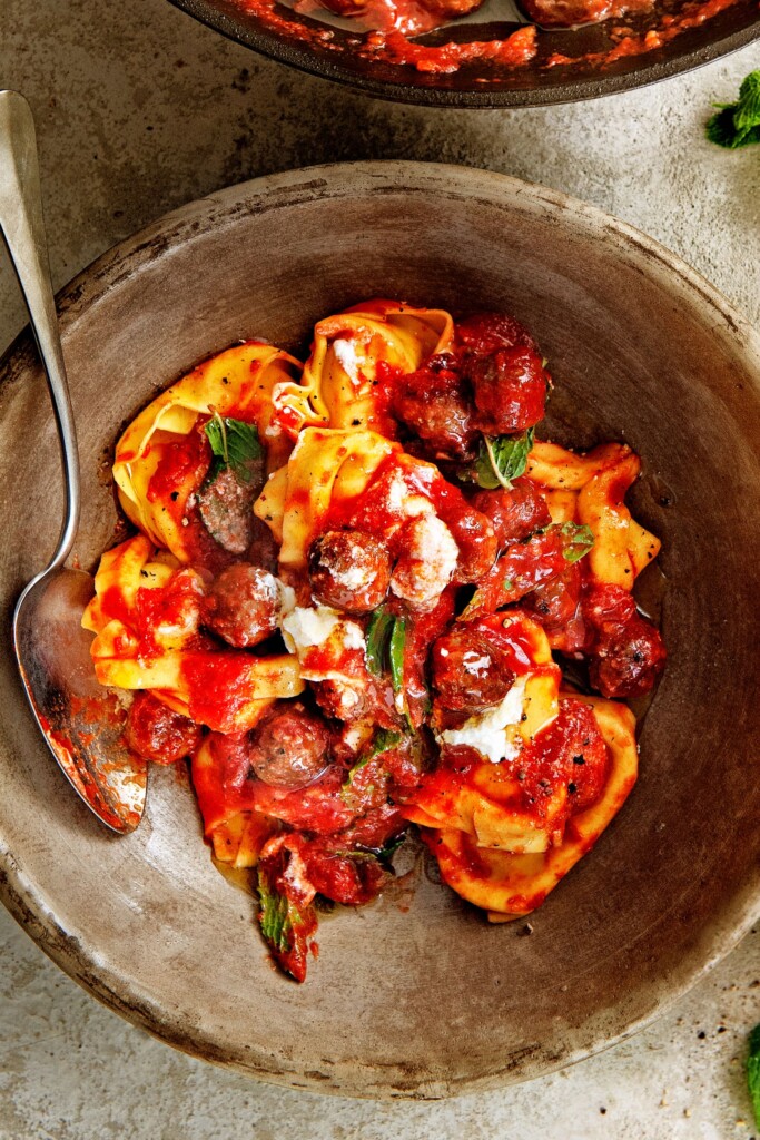 tortelloni met gehaktballetjes in tomaten-ricottasaus