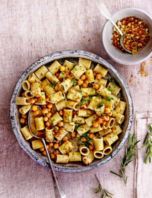 pasta met kikkererwten, ansjovis en rozemarijn