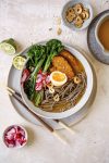 Sesam ramen met tempeh en gerookt ei