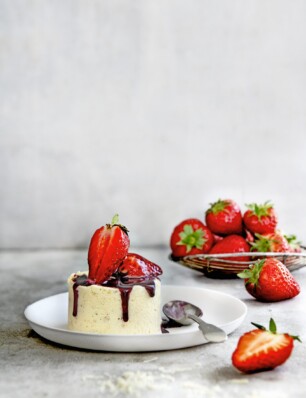 Witte-chocolade ijstaartjes met aardbeien in rodewijnsaus