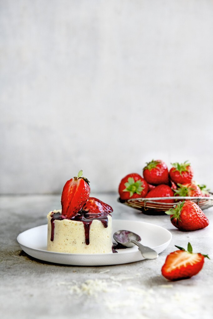 Witte-chocolade ijstaartjes met aardbeien in rodewijnsaus