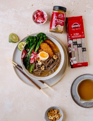 sesam ramen met tempeh en gerookt ei