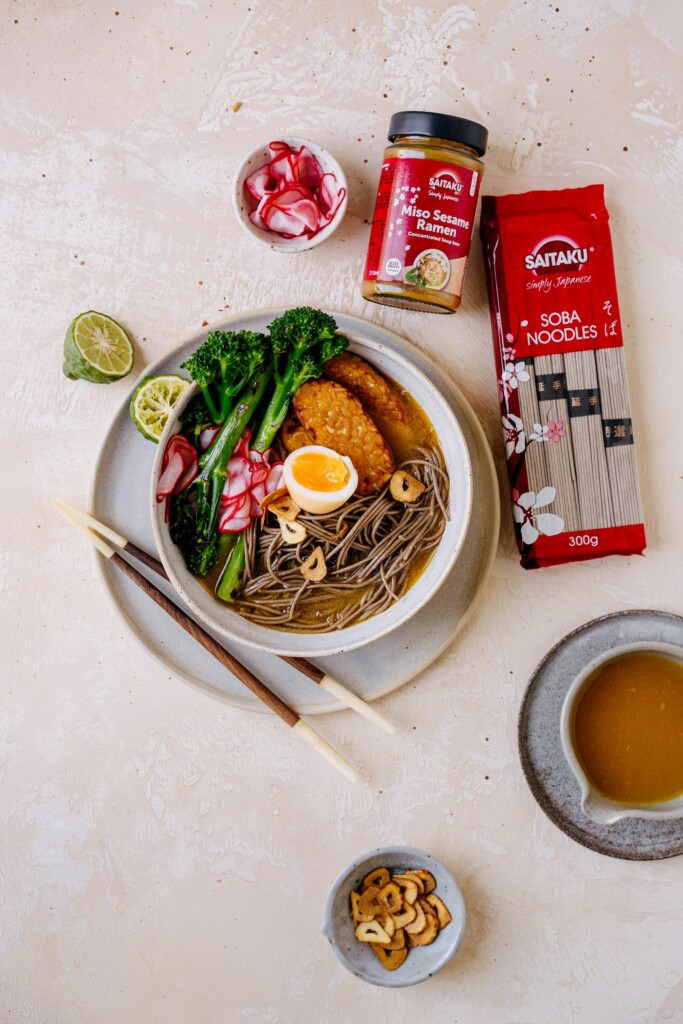 sesam ramen met tempeh en gerookt ei