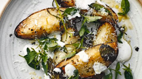 gepofte haardappels met kruiden, cottage cheese en parmezaan