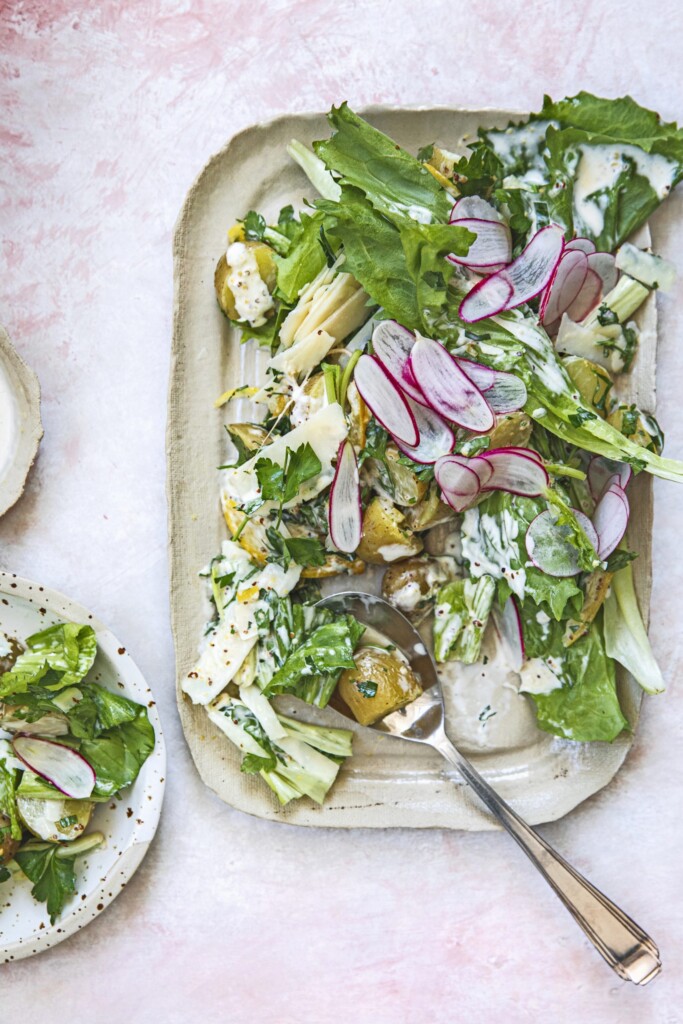 Aardappel-andijviesalade met mosterd-parmezaandressing