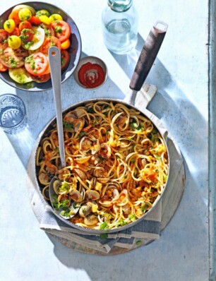 Spaghetti met kokkels en gerookte-paprikaboter van Yvette van Boven