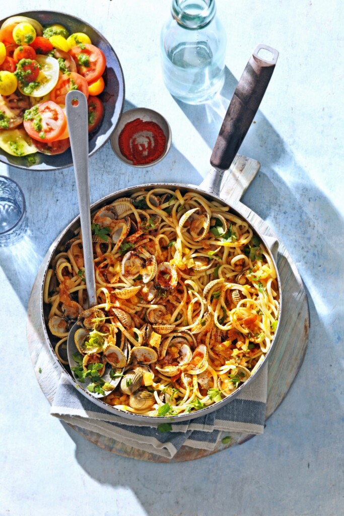 Spaghetti met kokkels en gerookte-paprikaboter van Yvette van Boven