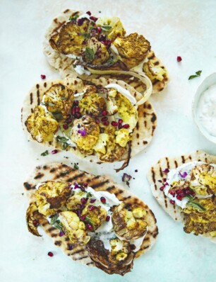 vegetarische flatbreads met geroosterde bloemkool en yoghurt