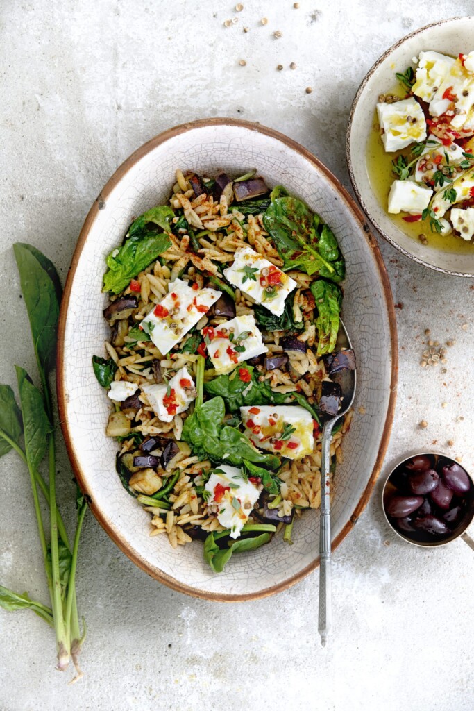 Griekse kritharaki (orzo) met aubergine, spinazie en gemarineerde feta