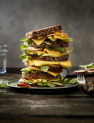 sandwich van walnootbrood met belegen kaas, zoete appel en witlof