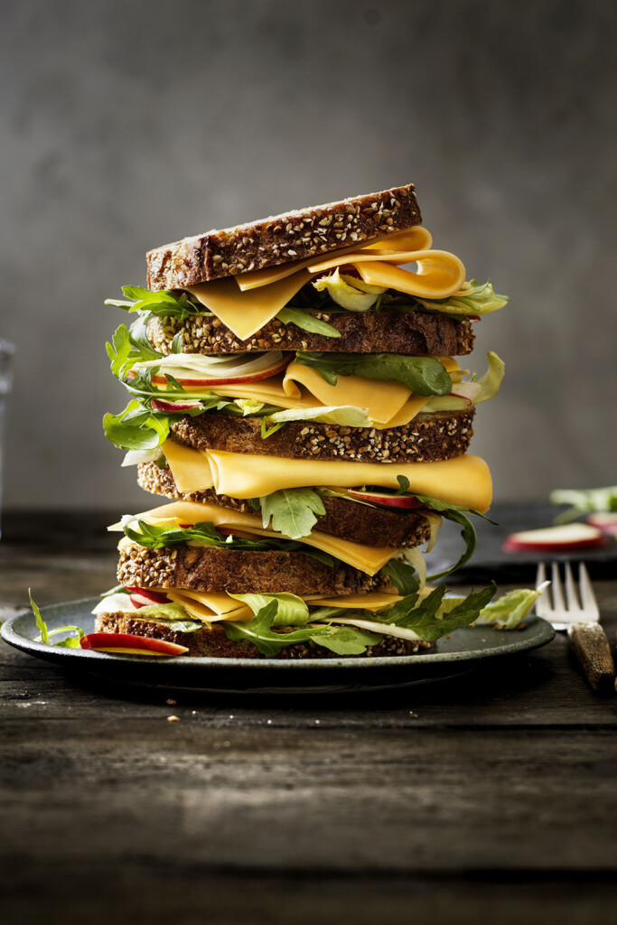 sandwich van walnootbrood met belegen kaas, zoete appel en witlof