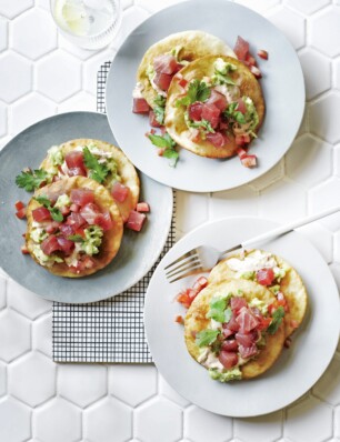 tostadas met tonijn en jalapeño-guacamole