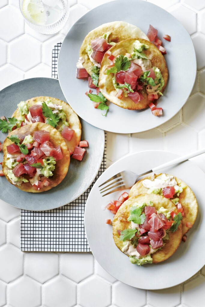 tostadas met tonijn en jalapeño-guacamole