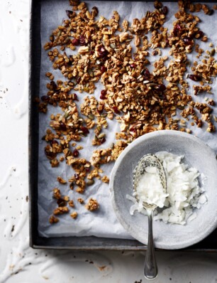 homemade granola met pitten, noten en kokos