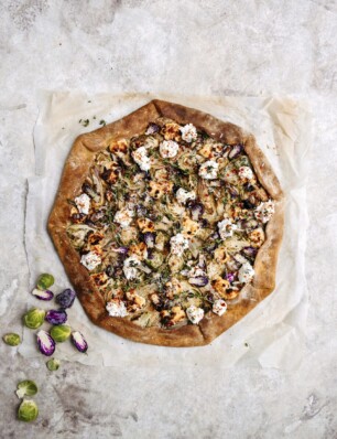 galette met dungesneden spruitjes, geitenkaas en tijm