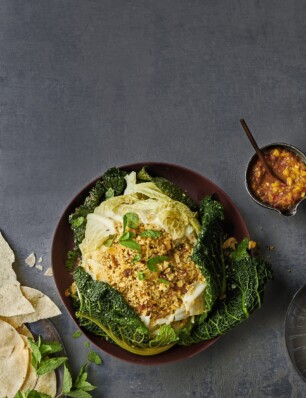 savooiekool gevuld met couscous, rozijnen, amandelen & mangochutney