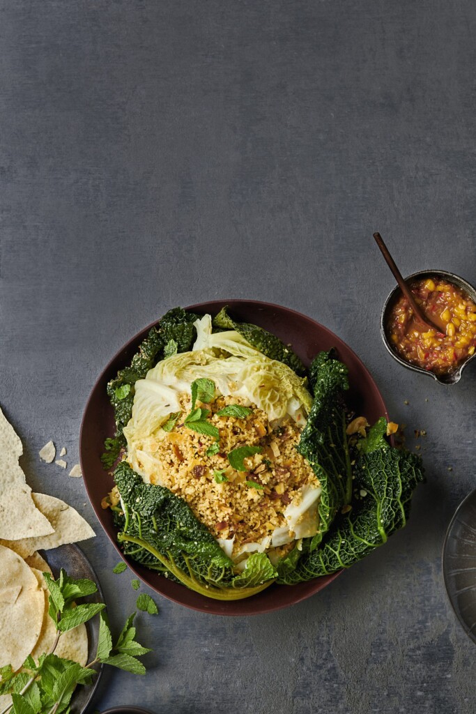 savooiekool gevuld met couscous, rozijnen, amandelen & mangochutney