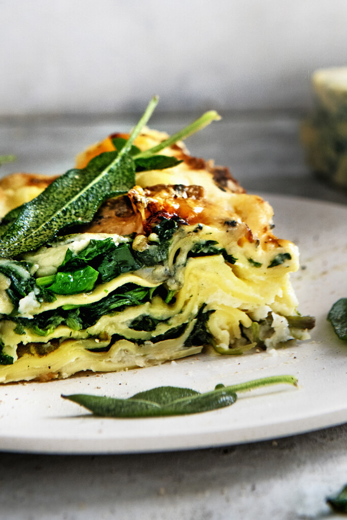 bloemkoollasagne met spinazie, stilton en gebakken salie