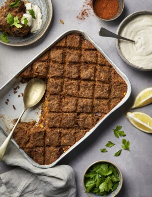 Libanese kibbeh bi saniyyey van lam met yoghurt-tahinisaus