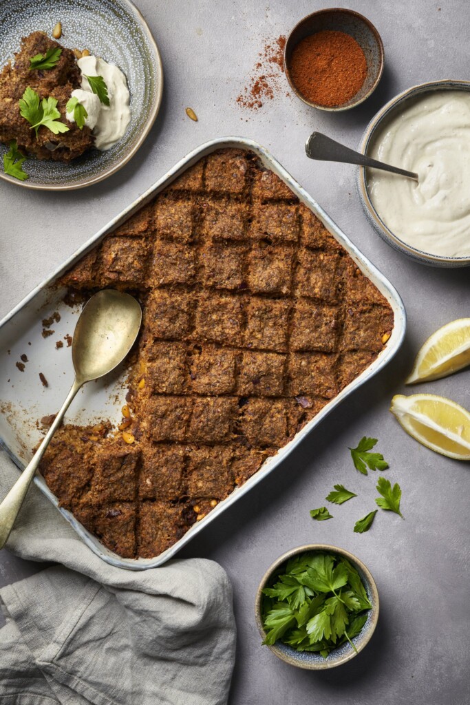 Libanese kibbeh bi saniyyey van lam met yoghurt-tahinisaus