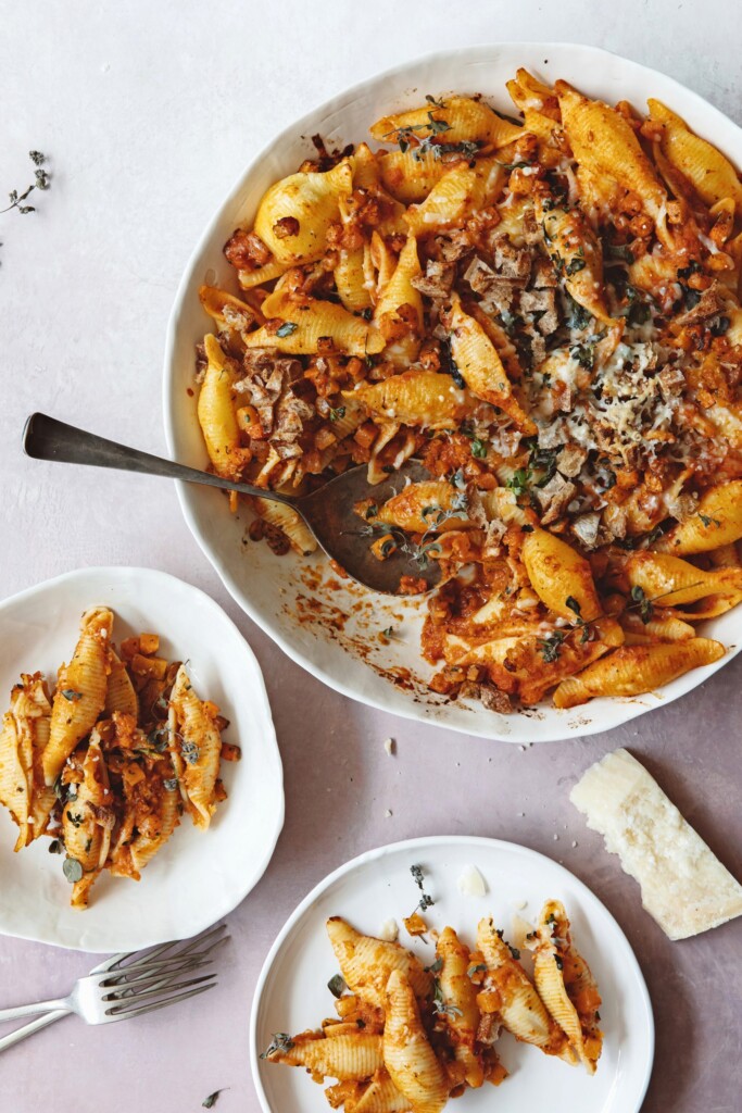 gegratineerde pastaschelpen met pompoensaus