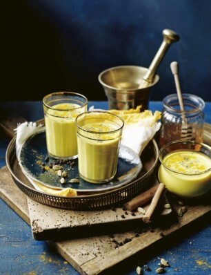 golden milk met kurkuma (haldi doodh)