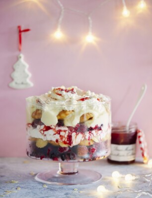 Makkelijke trifle met madeleines en rood fruit