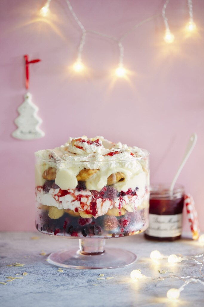 Makkelijke trifle met madeleines en rood fruit