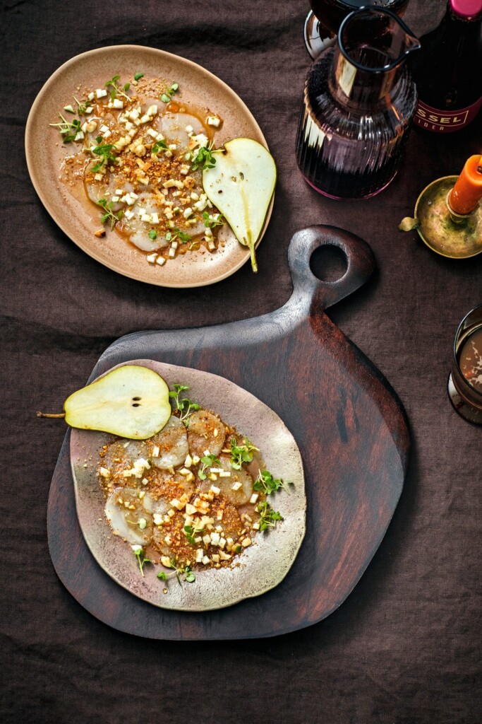 coquillecarpaccio met gebruinde boter, calvadossiroop & peer