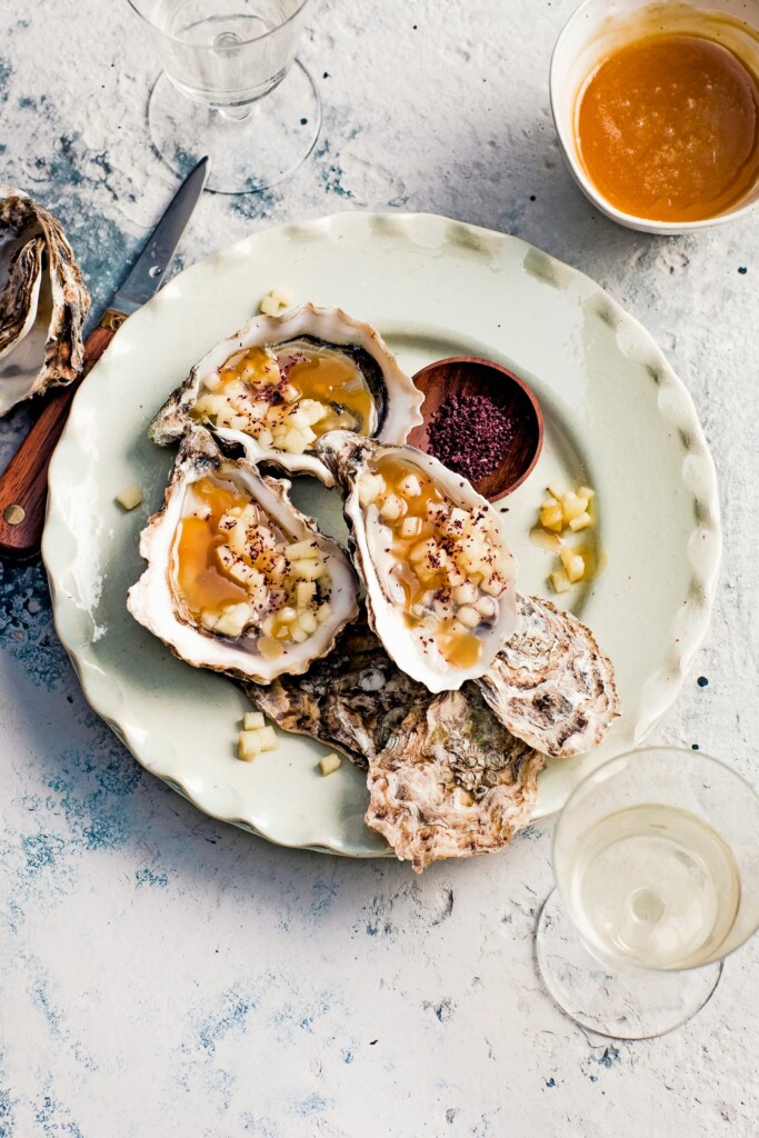 De verschillende soorten oesters op een rij