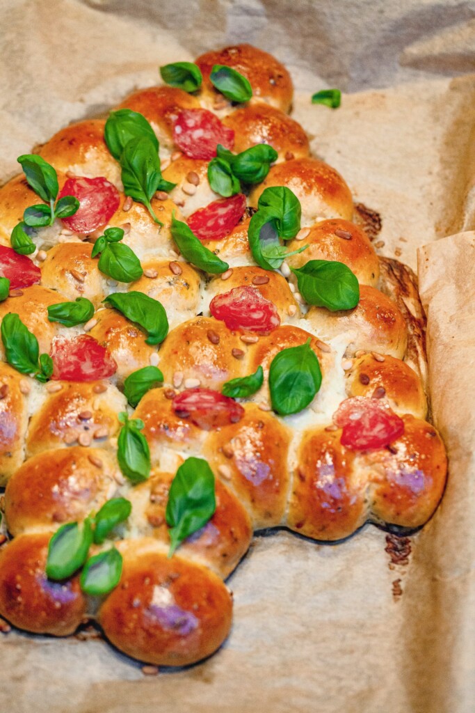 kerstboombrood met mozzarella, pesto en chorizo