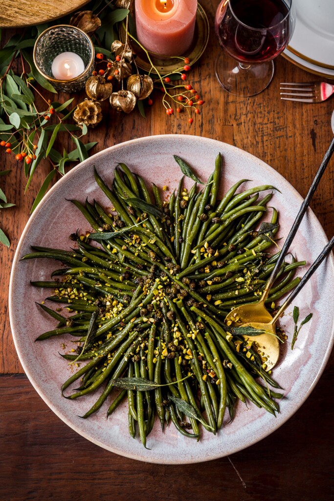 haricots vert met salieboter, gefrituurde kappertjes en pistache