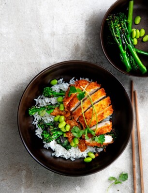 katsu curry met bimi en edamamebonen