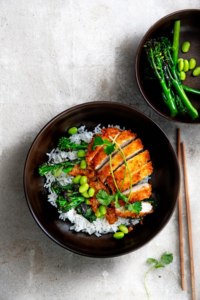 katsu curry met bimi en edamamebonen