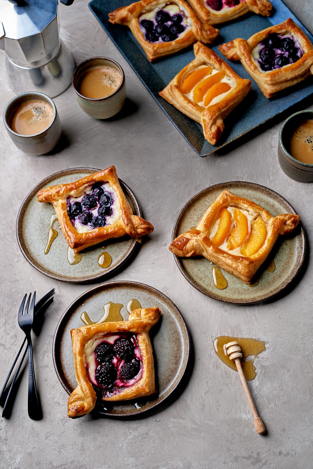 Rutger bakt: bladerdeegtaartjes met roomkaas & fruit | delicious.magazine