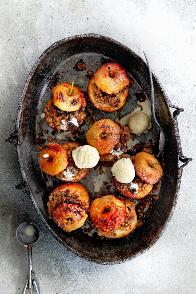 warme appeltjes met koekkruimels & ijs