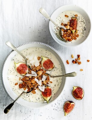 kokosyoghurt met speltgranola, vijgen en maanzaad