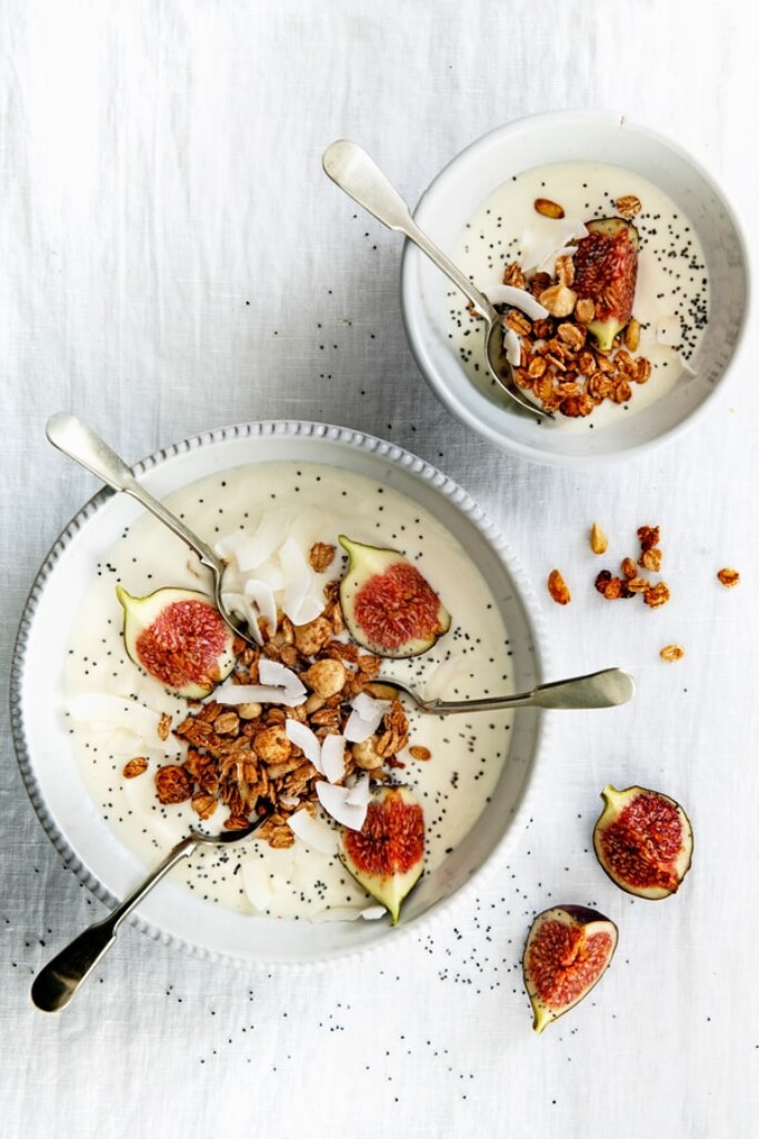 kokosyoghurt met speltgranola, vijgen en maanzaad