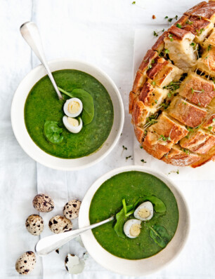 groene aspergesoep met spinazie en knoflook-kaasbrood