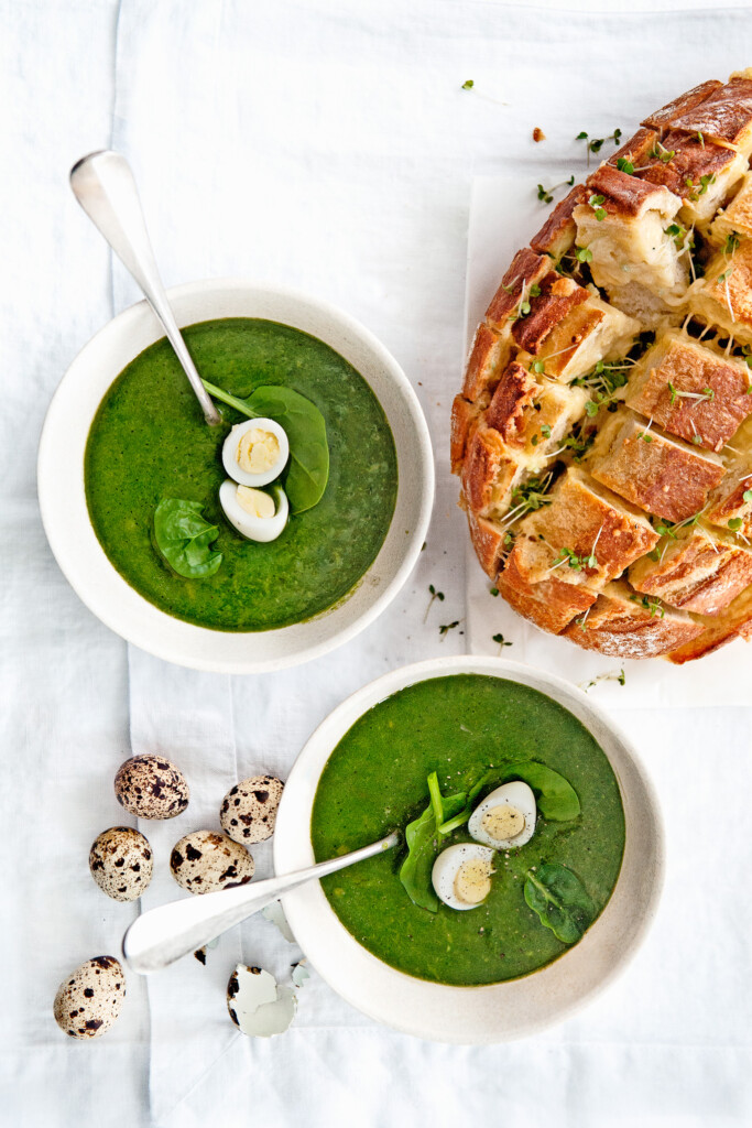 groene aspergesoep met spinazie en knoflook-kaasbrood