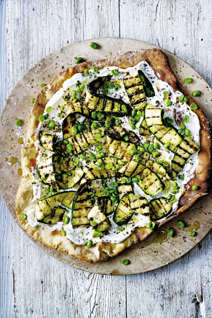 pizza met tuinbonen & courgette