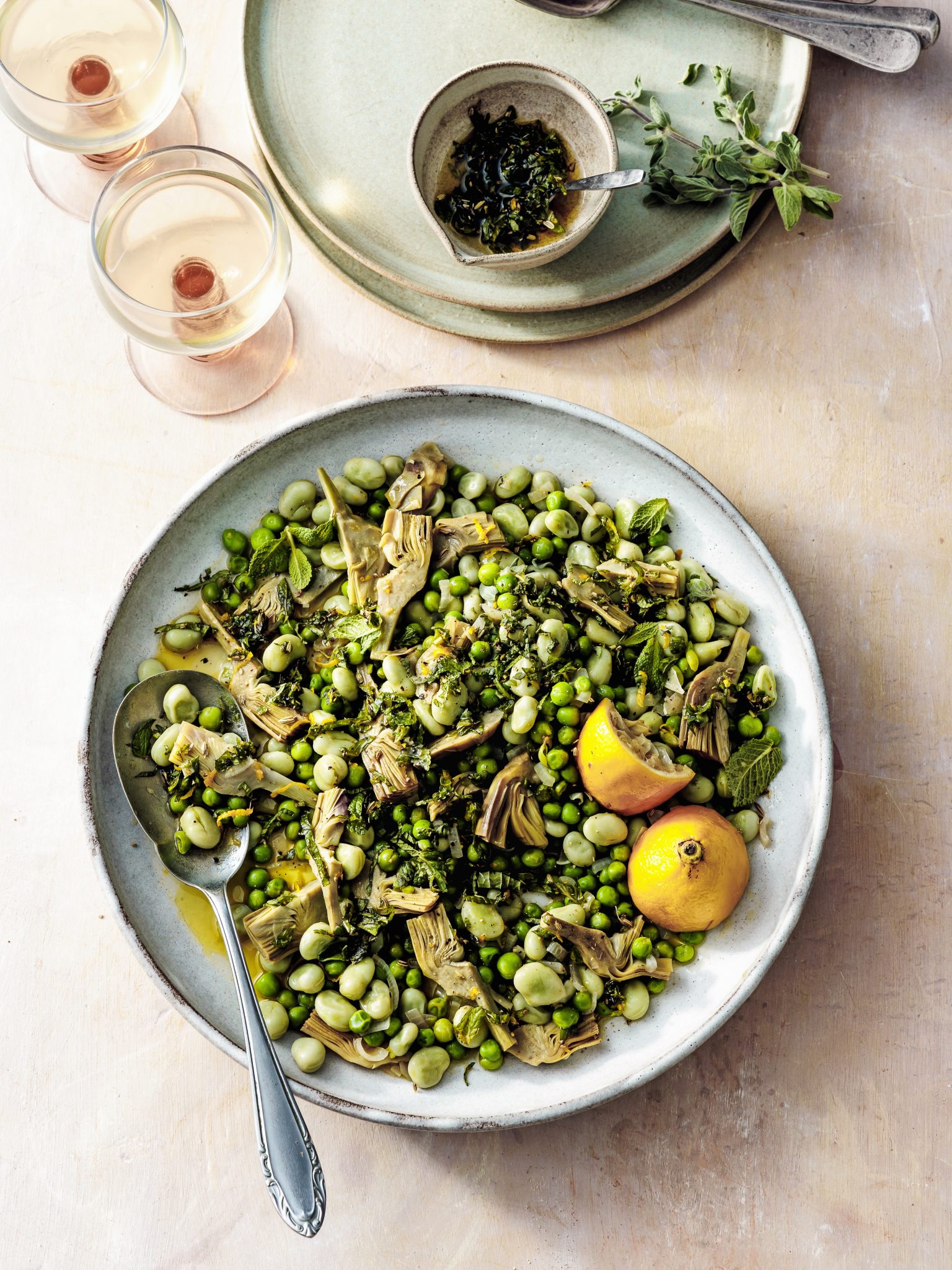 fritedda: stoof van tuinbonen, doperwten en artisjok | delicious.magazine