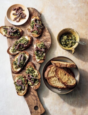 crostini alla Toscana met boter, kappertjes- peterseliesalsa & ansjovis